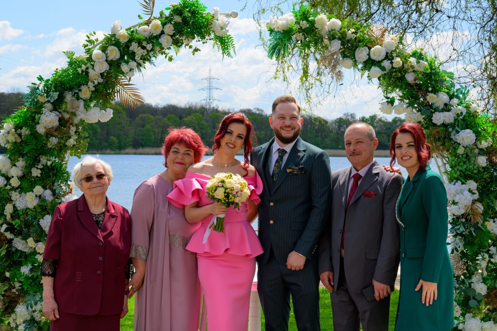 Iulian și Adina alături de familie