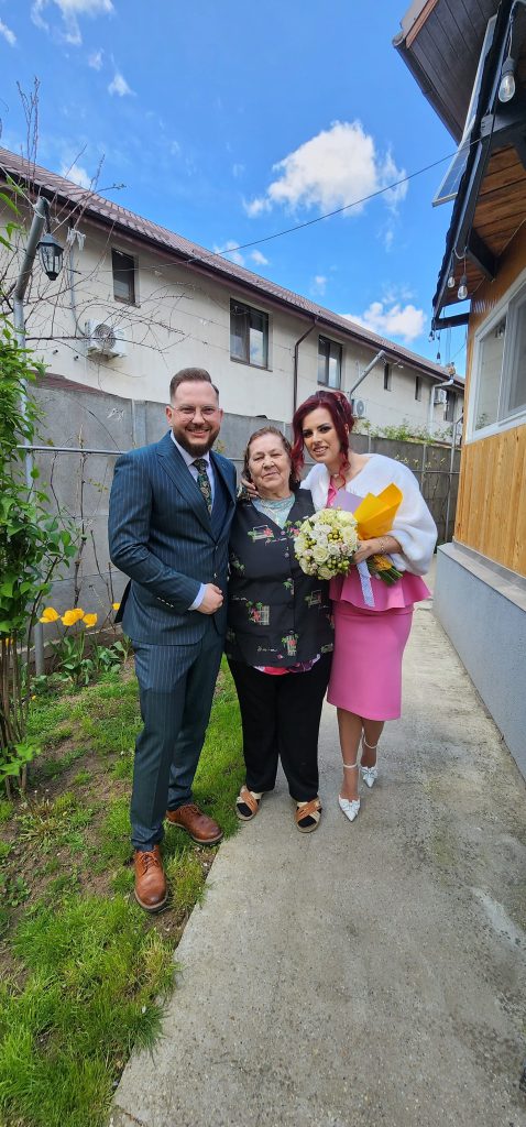 Iulian și Adina alături de o persoană dragă